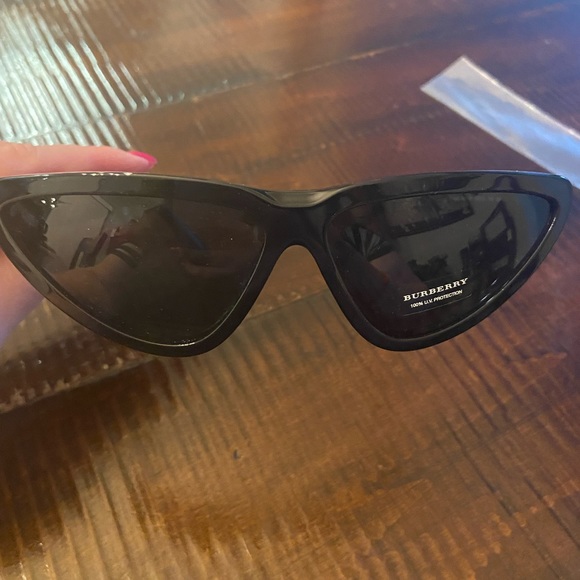 Burberry Black contemporary wrap sunglasses - Picture 5 of 5
